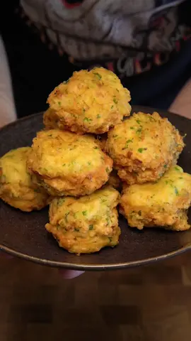 Pataniscas de bacalhau Ingredientes 250g Migas de Bacalhau Meia cebola picada 1 Dente de alho ralado 2 Ovos 1 Gema 3 Colheres de sopa de farinha 1 Colher de sobremesa de fermento em pó Água com gás QB Sal 1) Desfaçam o bacalhau até ficar em pedaços pequenos. Juntem cerca de meia cebola pequena picada e ralem um dente de alho. Adicionem um bocado de salsa picada e mexam bem. Provem o bacalhau para ver se é preciso sal. 2) Mandem dois ovos para dentro da taça e misturem bem. Adicionem três colheres bem cheias de farinha assim como uma colher de sobremesa de fermento em pó. Misturem bem até ficar tipo argamassa e depois juntem água com gás até a massa ficar com uma consistência boa.  3) Como a minha massa estava um bocado anémica juntei mais uma gema para ficar com um tom de quem está com problemas no fígado. 4) Fritem em óleo abundante bem quente até ficar dourado de ambos os lados. Dica: usem uma colher de gelado para dosear a massa para as pataniscas ficarem todas com o mesmo tamanho. Dica 2: a altura da patanisca vai ser influenciada pela quantidade de óleo na frigideira. Mais óleo = mais altas. Menos óleo = mais baixas. 5) Mamem com arroz de tomate ou façam uma sandocha se estiverem a fazer bulk. Aquele abraço!