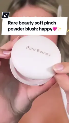 Enamorada de este blush🩷✨ a ti que te parece? @Rare Beauty #rarebeauty #blush #powderblush #rarebeautyblush #makeup #makeupartist #makeuptutorial #contentcreator