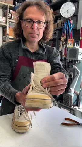Restauro personalizzato 👟Valentino , suola vibram Roccia Newflex #vibram #vibramsole #vibramsoles #vibramcustomization #customizeyourshoes #repairyourshoes #premiumcobbler  #repairifyoucare #customizeyourshoe #repairyourshoe #repairyourshoesandboots #curaeripara 