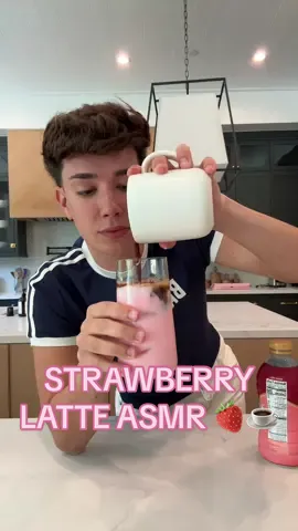 Trying a strawberry latte 🍓☕️