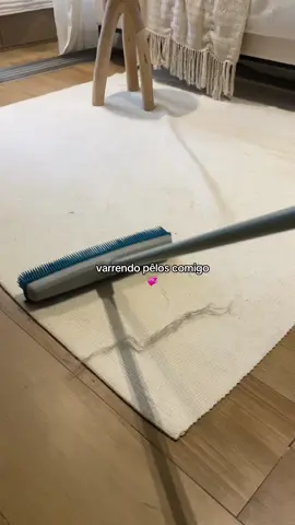 Essa vassoura emborrachada me ajuda demais, eu uso o lado do rodo mesmo pq eu percebi que além de ser muito mais fácil de passar, ele pega absolutamente tudo do chão, parece mágica! nem se compara com uma vassoura normal e nem o aspirador pega tanto assim 💞 Deixei o link dela na minha bio!  #asmr #pet #limpeza #casalimpaeorganizada #vassouramagica