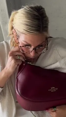 Forever and always a @Coach girl — now I know leftovers & a drink can fit, I’m a die hard fan💕 #coach #coachpurse #coachNY #couragetobereal #girlmath #LifeHack 