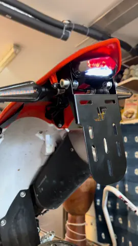 ✌️Salut les gars, aujourd’hui nouveau support de plaque de chez TheBrapShop 💪🏼 franchement superbe qualité et très simple à monter 🤝@thebrapshop #thebrapshop #plaque #immatriculation #ktm #ktm450 #2024 