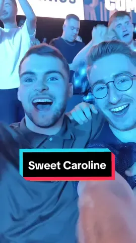 Apesar de 'Sweet Caroline' não ser britânica, é um enorme sucesso no Reino Unido, graças à melodia contagiante de Neil Diamond. As pessoas adoram porque ela reúne a todos com suas letras animadoras e melodia memorável. Esteja você em um pub, em um jogo ou apenas relaxando com amigos, essa música cria momentos felizes que todos podem desfrutar. Tornou-se uma parte favorita da cultura britânica, unindo as pessoas e espalhando alegria onde quer que seja tocada. #musicainglesa #musica #sweetcaroline #pratiqueseuingles #ingles #inglescommusica 