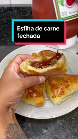 Esfiha fechada de carne 🥰😋 Essa receita fica sensacional, sou apaixonada em esfiha fechada, e rende bastante!! Como as minhas esfihas não ficaram padrão eu consegui fazer 16, dependendo do tamanho que você fizer rende mais ainda 🤗 Ingredientes  Massa  1 xícara de água morna  1/2 xícara de óleo  1 ovo  2 colheres de sopa de açúcar  1 colher de café de sal  1 sachê de fermento biológico  700g de farinha de trigo aproximadamente (pode ser que você use mais ou menos, vai depender da farinha, então coloca aos poucos).  Recheio:  600g de carne moída  1 tomate sem semente  1/2 cebola média  2 dentes de alho  Limão Temperos a gosto, mas usei: sal, pimenta do reino, orégano, açafrão, páprica picante, Colorau, chimichurri, salsinha.  Mistura tudo muito bem e reserva, pois enquanto você vai fazendo a massa o recheio já vai pegando bastante tempero.  Deixei uns 35 minutos no forno a 180 graus, mas o tempo vai depender do seu forno e da usando estiver douradinha você já pode tirar a esfiha, então fica olhando! ❤️ #esfiha #esfihadecarne #esfihafechada #esfihadoce #esfihas #comidaarabe #culinaria #esfihaaberta #lanche #receitas #receitasfaceis #arabe 