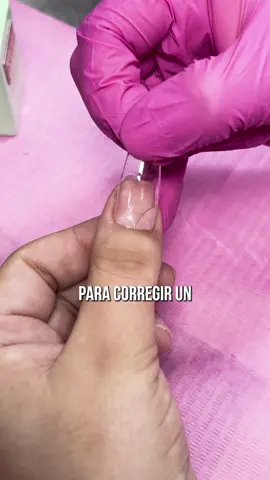 Si tenes desbordes (te sobresale base que toca piel) cuando haces soft gel, entonces esto es para vos✅ Siempre hablamos de que no está bueno por cuestiones de prolijidad en la aplicación, pero sabemos que hacer uñas NO es solo dejarlas lindas En términos de salubridad del servicio, los desbordes son la principal causal de sensibilización de la piel y posteriormente alergias😱🫣 Corregilo con un pincel plano para evitar esto, cuidando a tu clienta, sus uñas, y por supuesto mantene tu trabajo impecable 💅🏻 #softgel #cursosdeuñas 