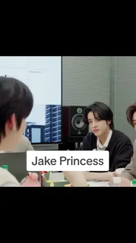Jake and his adorable princess treatment to Sunoo . . . . . #Jake #Sunoo #Sunjake #crownz #enhypen #enhypenedit #CapCut 