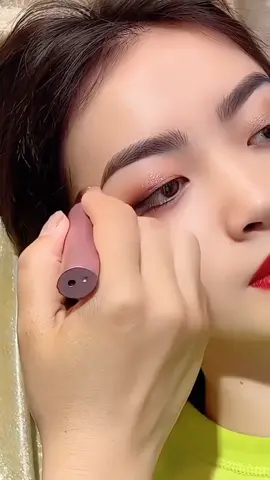 A rechargeable eyebrow trimmer that doesn't harm the skin and is clean, so you no longer have to worry about not looking good after repairing it yourself#electriceyebrowtrimmer #eyebrowtrimming #goodbeautyprodcts #tiktok #foryou #fyp 