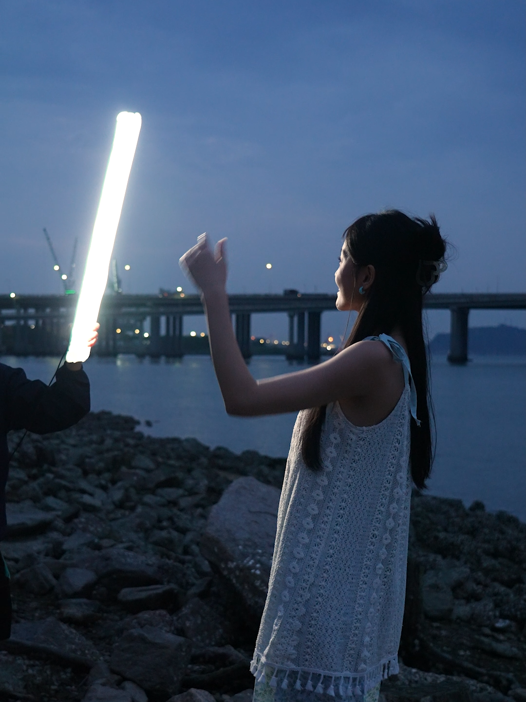 Beauty / Photographer must have! Outdoor night shooting super lightweight portable light, Easy perfect result. Light: Zeniko inflatable tube light OT40Bi 5w/ OT80Bi 10w, comes with a soft diffuser, providing gentle fill light find more via our bio! #Portrait #Portraitphotography #Portraitmood #Portraitpage #Portraitphotographer #Portraiart #Zeniko #zenikoglobals