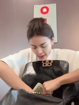 Engfa showing off her dollars 🤑💸 #englot #อิงล็อต #engfawaraha #อิงฟ้ามหาชน 