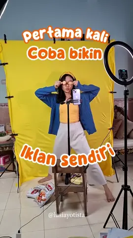 Akhirnyaaa kesampaian juga aku bikin video iklan gini 🥹 Aku share behind the scenenya dulu yaa sebagai kenangan perjuangan shooting seharian 😭  #videoiklan #iklanproduk #behindthescenes #chuba #fyp #snack 