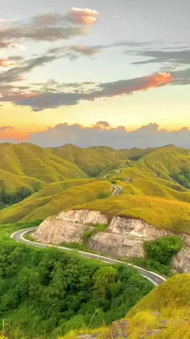 Orang Sumba pasti tahu ini jalan dimana👣#sumba #sunset #nttpride🏝🔥 #wonderfulplaces #wonderfullindonesia #jelajahsumba #fypdong #fypシ゚viral #hiliwukuhills 