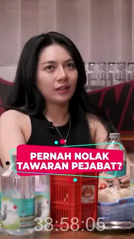 Berlliana Lovell mengaku pernah menolak tawaran dari salah satu pejabat daerah yang ingin bertemu dan mengobrol dengannya karena dirinya mencurigai ada maksud lain dari pertemuan itu. Biar gak salah paham, langsung nonton full di youtube: Deddy Corbuzier #berllianalovell #ebelcobra #prazteguh #fyp