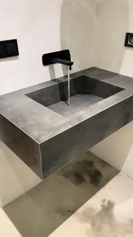 Раковины из керамогранита имеют несколько преимуществ: 1. Прочность: Керамогранит обладает высокой прочностью и стойкостью к ударам и царапинам, что делает раковину из него долговечной.    2. Легкость ухода: Поверхность керамогранита легко моется и чистится, не требуя особого ухода или специальных средств. 3. Устойчивость к влаге: Керамогранит не впитывает влагу, что делает его идеальным материалом для ванных комнат и кухонь. 4. Широкий выбор дизайнов: Керамогранит доступен в различных цветах и текстурах, что позволяет подобрать раковину под любой интерьер.#раковина #раковинаизкерамогранита #раковинавванную #раковинаназаказ #раковинаизкерамогранитаалматы #изделияизкерамогранита 