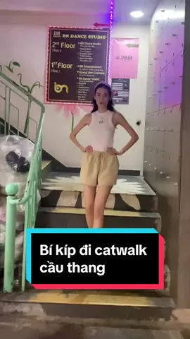 Các bạn có thấy tip đi catwalk cầu thang này có hữu ích hong nè 😍😍#vohoangyen #vohoangyenacademy #tiktokgiaitri #training #catwalk #model #pose 