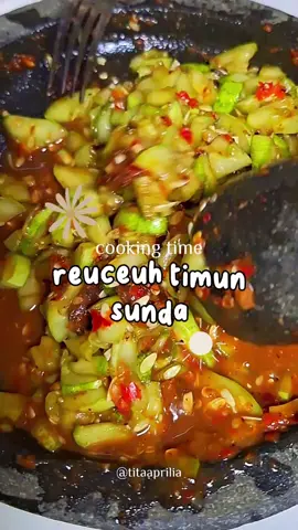 reuceuh bonteng atau timun khas sunda.  dimakan sama ikan asin aja udah paling mantep. juaraaa! 🔥🔥 #reuceuhbonteng #rujaktimun #masakkansunda #fyp 