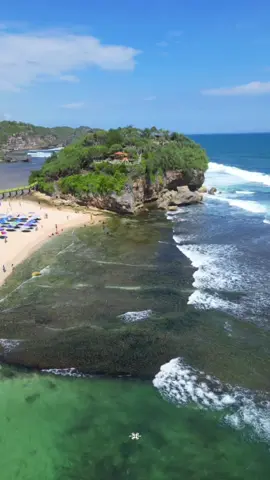 Karakteristik Pantai Drini memiliki butiran pasir yang putih, ombak yang sedang, dan air yang biru jernih di bagian bibir pantai. 🌊🏝️ 🔘 🔘 🔘 📍Pantai Drini. Gunung Kidul, Yogyakarta 🇮🇩 #dji #djindonesia #djiglobal #aerialview #djimavicmini #eranyadji #djimini3 #drone #dronephotography #video #indonesia #mavic3 #djimavic3 #mavic3pro #mavicmini #fyp #fypシ #aerial #aerialphotography #berkaryatanpabatas  #pantaidrini #gunungkidul #yogyakarta #yogyakartaistimewa #jawatengah #jawatengahhits #indonesiaku #wonderfullindonesia 
