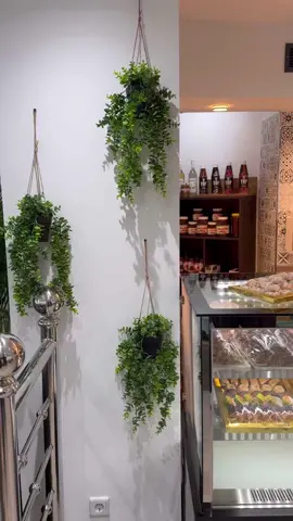 Lecheria Arabe Linienstraße 18  40227 Düsseldorf Wir laden euch herzlich ein, Teil unserer Neueröffnung um 14 Uhr zu sein! Genießt kostenlose Snacks & Drinks, während wir gemeinsam feiern.  Lasst uns einen unvergesslichen Tag zusammen verbringen! Wir freuen uns darauf, euch begrüßen zu dürfen! 🥳  #fyp #explore #food #ellerstrasse🇲🇦🇲🇦 #marocaine🇲🇦 #neueröffnung #fürdich #foryoupage #freedrinks #freefood #showsomelove 