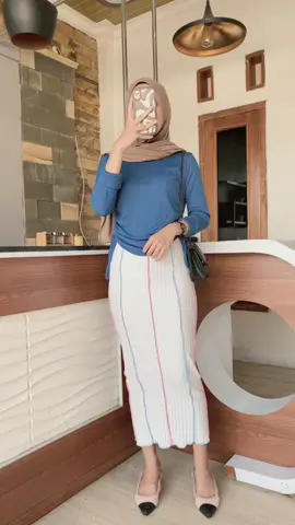 Denim white inspo outfit😍✨💙🤍#fypviralシ #fyp #fypシ #fashionmixandmatch #bajumurah #belilokal #blouse #outfitideas #skirt 