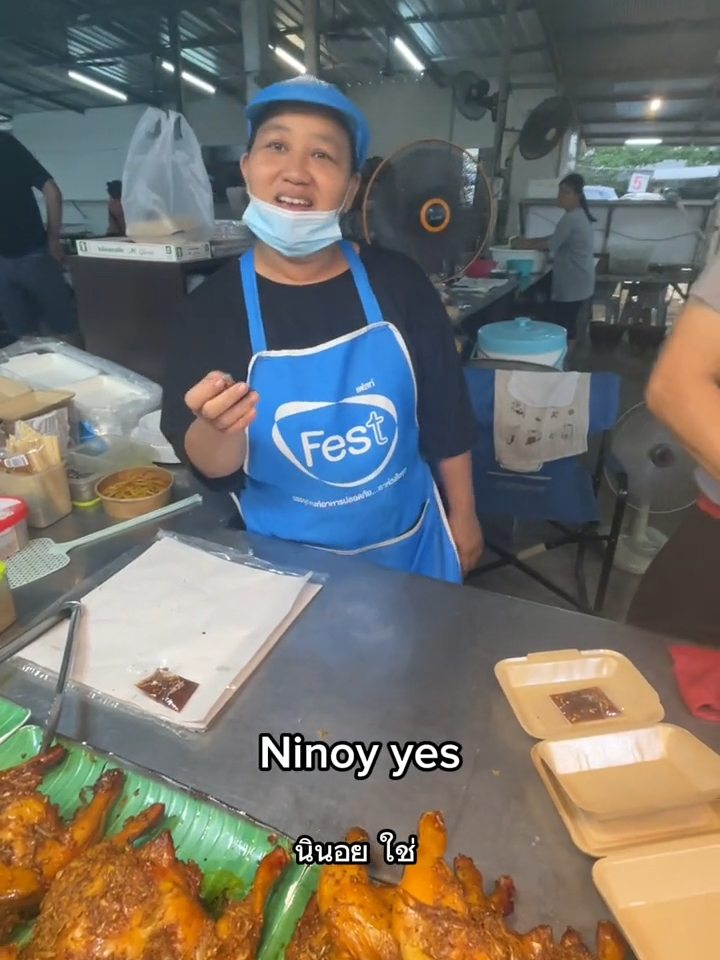 $1.35 chicken leg in Thailand 🇹🇭 #thailand #bangkok #streetfood #foodreview