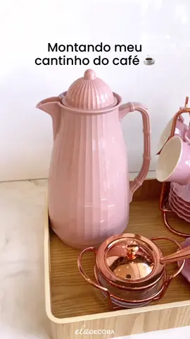 ☕️ Quem aqui ama um cantinho do café rosa? 🩷 Essa inspiração é perfeita para quem gosta delicadeza e conforto na hora de tomar aquele cafezinho, ter um espaço de aconchegante faz toda a diferença! 🥰 #eladecora #cantinhodocafe #cafedamanha #coffee #amocafe #cafedatarde #horadocafe #aconchegante