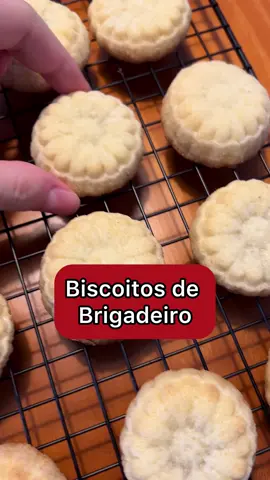 Biscoitos de Brigadeiro 🍫 Eu aprendi essa receita de biscoitos maravilhosos com o @cesaryukio e você pode soltar a imaginação para utilizar outros recheios. 😍 Ingredientes:  225g de manteiga sem sal em ponto de pomada 200g de açúcar refinado 1 colher de chá de extrato de baunilha 50g de gema 10g de fermento em pó 3g de sal refinado 360g de farinha de trigo Modo de preparo:  1-	Misture a manteiga com o açúcar, a gema e a baunilha. 2-	Depois, adicione os secos já misturados (farinha, sal e fermento). Misture bem.  3-	Recheie a massa com o que preferir, eu fiz um brigadeiro no ponto de enrolar mais firme.  4-	Boleie a massa e passe no açúcar refinado.  5-	Pressione com o ejetor e disponha em uma assadeira forrada com papel antiaderente.  6-	Leve para geladeira para firmar a massa.  7-	Asse em forno preaquecido 180 graus de 12 a 15 minutos, ou até dourar a base do biscoito.  8-	Espere esfriar e está pronto!   Ficam maravilhosos e todo mundo que prova se surpreende. Recomendo muito!!  😋 Beijo grande! ♥️ #biscoitosamanteigados #bolachaamanteigada #bolachinhaamanteigada #biscoitodebrigadeiro #biscoitodebaunilha #bolachadebrigadeiro #bolachinhadebrigadeiro #brigadeiro #biscoitos #bolachinha #bolacha #receitafacil #receitasimples #amanteigados 