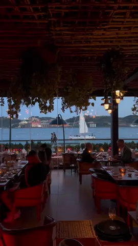📍SUD Lisboa is a perfect place to celebrate life with a view on a bridge and beautiful sunset 💜 #portugal #portugalviral #portugaltravel #traveltoportugal #explorewithme #lisbontips #thingstodoinportugal #lisbonguide #restaurantinlisbon #restaurantlisbon #lisbonrestaurant #lisbonrestaurants #lisbonfood #lisbonfoodguide #dinnerinlisbon #dinnerlisbon #lisbondinner 