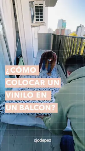 Hace un tiempo pasó Rosa por el local y nos comentó que tenía dos aires acondicionados en el balcón que le manchaban todo piso así que decidió ponerle vinilo! Nos pasó las medidas, lo preparamos y fuimos a colocarlo! 🤓 ¿Cómo colocar un vinilo para pisos en el balcón? • Lo primero qué hay que hacer es limpiarlo bien sacando la tierra que se acumula en los bordes y rincones. • Después, empezamos a pegar el vinilo desde un extremo, a medida que vamos sacando el papel base, repasamos con una espátula del centro hacia los costados. • Por último, cortamos el sobrante de los costados y listo! 🙌🏽 TIP: si quieren pueden reforzar los bordes con silicona, generalmente no hace falta pero nosotros lo hacemos cuando se coloca en exterior. 💪🏽 El vinilo tiene un laminado de alto tránsito que resiste la lluvia, el sol y se puede limpiar con productos de limpieza sin problema.  ¿Les gusta como quedó? . . . . . . . . . . . . . . #vinilosdecorativos #vinilosparapisos #pisos #pisoslaminados #pisosvinílicos #pisosvinilicos  #balcon  #decoarq #decoracioninteriores #decotips #decotip #decorando #decoideas #antesydespuesdeco #antesydespues #decoracion #decoración 