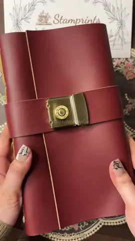 My new vintage journal book from @Stamprints 🤎 “Handmade Vintage Crazy Horse Leather Password Notebook” . The journal comes with a password lock, which makes it look elegant and luxurious ✨ There are other colors, kindly check on their website www.stamprints.com or click the link in my bio and use my code 🥰🫶🏻 . #asmr #diáriodachelse #journalingwithchel #stamprints #creativejournal #vintagenotebook #leather #artjournal #vintage 