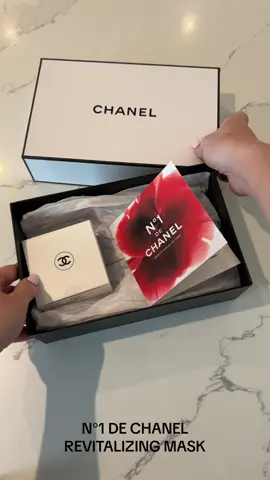 Thank you @ChanelOfficial @Chanel for send me the N°1 DE CHANEL REVITALIZING MASK. A 5 minute mask concentrated with red camellia extract & oil and alpha hydroxy acids to help exfoliate and diminished pores and lines. For a more radiant and younger look 🤩 #beauty #chanel #skincare #beautyreviews #complimentary #chanelbeauty #refillableskincare 