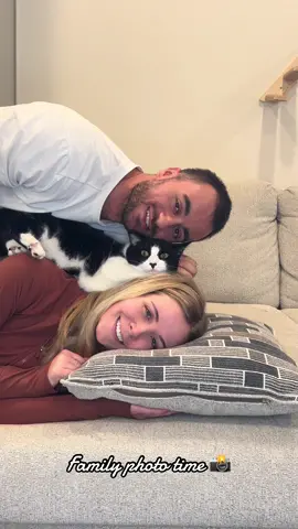 Family photo time 📸 #Love #cat #couple 