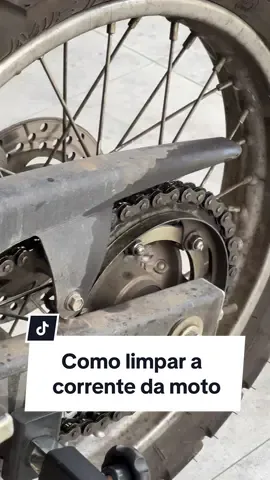 Como limpar a corrente da moto #motos #esteticaautomotiva #fy #fyp #limpeza #h7 #relacao #moto 