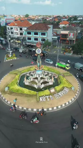 siapa yang sering kejebak macet di persimpangan ini cerita pengalaman kejebak macet di kolom komentar😁 . . . . Sesuai request follower _______________ simpang enam Jl. Teuku Umar, Monumen Kota Denpasar - Bali #richardoave #denpasar #denpasarnow #monumenkotadenpasar #street #kotadenpasar 