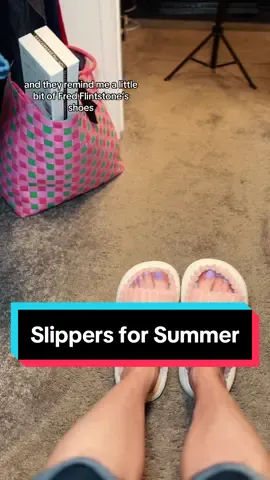 Sometimes, it’s ok to go with #comfortoverstyle and these #pinkslippers are a perfect example of that 🤷🏻‍♀️ #fuzzyslippers #SummerFashion #TTSACL 
