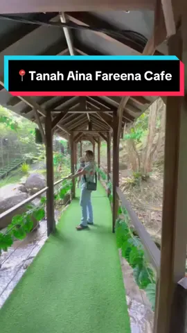 Tempat Rehat tepi Sungai dalam Hutan dengan suasana paling Santai dekat tepi Lebuhraya Karak ! 😍 Lokasi dari Kuala Lumpur menuju ke Pantai Timur, Salah satunya di Bentong yang ada satu kafe yang sangat sangat sangat cantik. Suasana sangat nyaman, tenang walaupun terletak bersebelahan lebuhraya.  Dikelilingi kehijauan dan deru air sungai. Kalau tak musim hujan, memang sesuai sangat anak-anak mandi sini sebab air cetek dan tak deras. Sambil-sambil tu mak ayah boleh makan sedap-sedap. Presentation makanan macam restoran 5 bintang.  Tempat luas, banyak spot bergambar. Surau dan tandas pun ada dan sangat selesa disini ! 📍Tanah Aina Fareena Cafe, Lot 6073, 54.3km, Lebuhraya Karak, Kampung Lentang, 28600 Bentong, Pahang