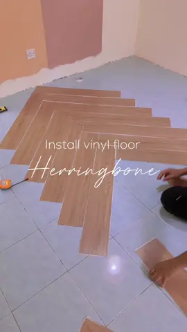 Kenapa pasang vinyl corak herringbone ni? Sebab lain dari yang lain. Hasilnya pun WOW sangat 😍 🫶🏻 #vinyl #vinylherringbone #vinylflooring  #valoobuy #vinylfloor #herringbonefloor  #decoruangtamu #ruangtamuminimalis 