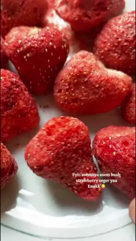 #freezedried #strawberrykering #freezedriedstrawberry #kripikbuah #keripikbuahdansayur #buahkering #buahkeringviral #mukbang #asmr #mukbangasmrfoods #fyp #tiktokvirall #viral #trending #mukbangkorean #mukbangchina #eatingshow #fypシ #eatmukbang🌶 
