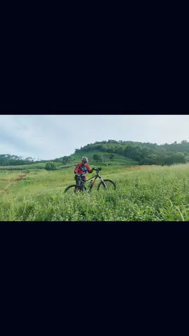 bicycle in prairie #glamping #gowes #gowessepeda #gowessyahdu #gowesbarengbesti #gowgowessepedaesbareng #sepedamtb #mtbindo #mtbindonesia #gowesmania #goweser #goweserindonesia #mtblifestyle #cyclingvideos #cyclingtok #sepedahan #sepedahankuy #gravel #mtbxc #blusukan 