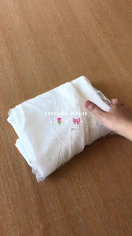 Detail tulle di bagian lengannya cantik bgt cocok buat special occasion Bahannya ity crepe, dibagian lengan tulle akar ada glitternya jadi menambah kesan mewah Size : - Reguler LD 100cm Panjang Baju 60cm - Jumbo LD 120cm Panjang Baju 62cm DISCLAIMER kemungkinan ada perbedaan warna di foto dengan real karena pengaruh cahaya dan warna di masing2 hp berbeda untuk warna broken white memang rentan menerawang dan glitter broken white berwarna gold yaaa