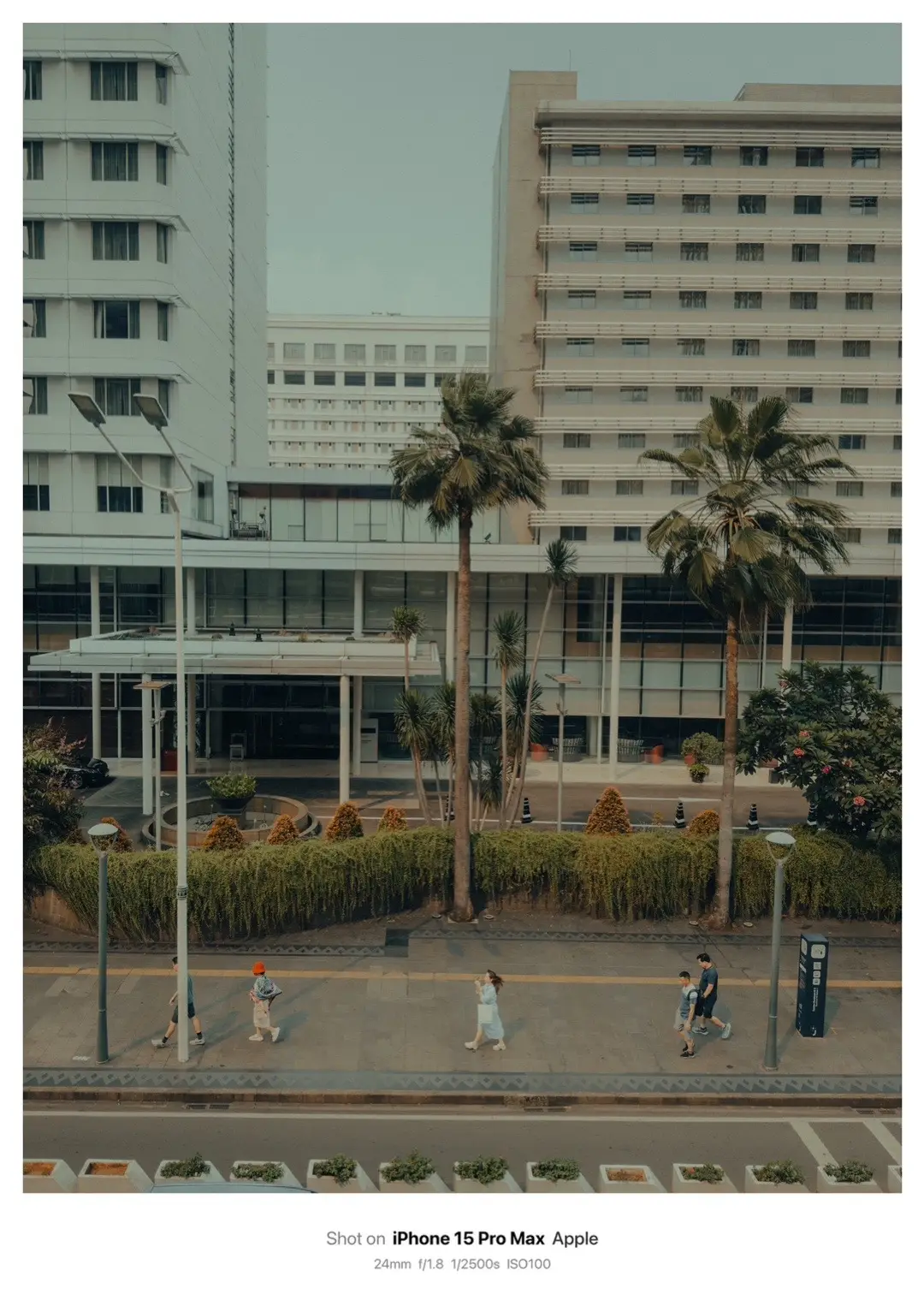 just a random photo of the atmosphere of Jakarta during rush hour. 📸 #photography #streetphotography #apple 