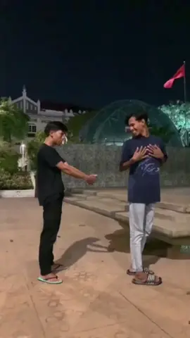 Punya temen kayak gini enaknya diapain ya?? Sambil mikir yuk cek koleksi sofa terbaru di RUMAH KITA FURNITURE 🤗😆🥰✨ #konten #kontenlucu #parodi #mebeltulungagung #viralvideo #fypシ゚viral #tiktokviral #furniture #mebelviraltulungagung #homedecor #memelucu 