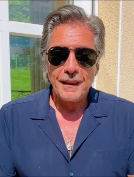 On vous souhaite une bonne fête des mamans . On vous embrasse bien fort ❤️ #fredericfrancois #onatousbesoindaimer #moncoeurteditjetaime #jetaimealitalienne #chansonfrancaise #tik_tok #musique #amour #chanson #fetedesmeres #amour 