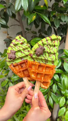 ぷにぷに生地からつくる抹茶クロッフル🥐 ◎ 抹茶ピーカンナッツ　¥700 【店舗名】Wafla Kyoto 【住所】京都府京都市中京区堀之上町１１４ 【アクセス】烏丸駅から徒歩10分 【営業時間】11:00-18:00 【定休日】月曜日 【予算】￥1,000～￥2,000 #京都グルメ #japanesefood #tiktokfood 