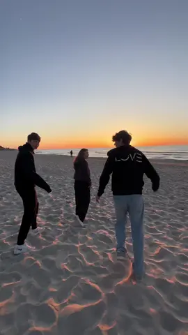 This is a sign to go on a random trip with friends🤌🏻 #memories #sea #beach #dc #viral #friends #dlaciebie #friendstrip 