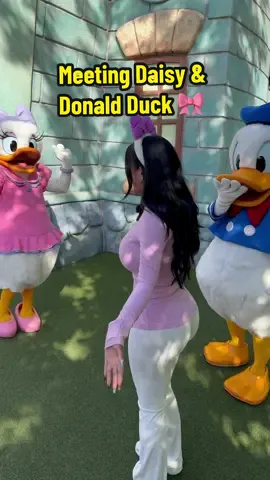 Daisy Duck loved my Disney bound!  🎀 #fyp #foryou #viral #disneyland #disneybound 