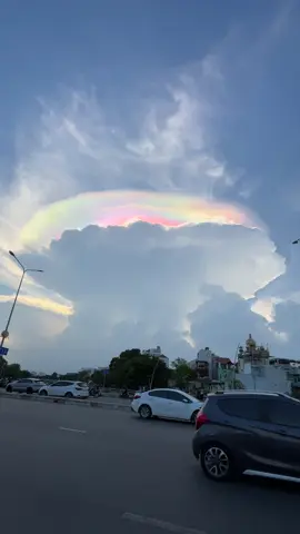 “CỐC” MÂY CẦU VỒNG XUẤT HIỆN TẠI BẦU TRỜI TP.HCM 
