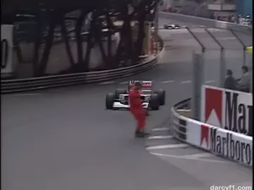 12/05/1991 Há 33 anos, Senna venceu o GP de Mônaco de 1991, de ponta a ponta. Como sempre fazia, Ayrton cravou o melhor tempo na qualificação e largou na pole. Como referência, Gerhard Berger, o companheiro de Senna na McLaren, foi quase 1 segundo mais lento e largou em 6o. Foi a pole position 56 da carreira do Ayrton. Um fato pitoresco aconteceu durante os treinos, quando um fiscal quase foi atropelado por Senna, na curva Sainte Devote. Na corrida, Senna foi soberano. Largou firme na ponta e não deixou o primeiro lugar. Venceu pela trigésima vez na carreira, triunfou pela quarta vez em Mônaco, conquistou a quarta vitória em quatro corridas de 1991 e partiu com vigor para o tricampeonato. Nigel Mansell chegou em segundo com a Williams e o Jean Alesi, da Ferrari, completou o pódio. A música que tanto amamos, “Tema da Vitória” tocou assim que Galvão Bueno narrou a bandeirada final. Que delícia! Que saudade! 05/12/1991 Il y a 33 ans, Senna remportait le GP de Monaco 1991, du début à la fin. Comme à son habitude, Ayrton a réalisé le meilleur temps des qualifications et s'est élancé en pole. À titre de référence, Gerhard Berger, le coéquipier de Senna chez McLaren, était presque 1 seconde plus lent et partait 6ème. C'était la 56e pole position de la carrière d'Ayrton. Un événement pittoresque s'est produit lors d'un entraînement, lorsqu'un encadrant a failli être renversé par Senna, au virage Sainte Dévote. Dans la course, Senna était souverain. Il est parti fermement au sommet et n'a pas quitté la première place. Il s'impose pour la trentième fois de sa carrière, remporte sa quatrième victoire en quatre courses en 1991 et se lance avec vigueur vers son troisième championnat. Nigel Mansell est arrivé deuxième avec Williams et Jean Alesi de Ferrari a complété le podium. La chanson que nous aimons tant, « Tema da Vitória », a été jouée dès que Galvão Bueno a raconté le drapeau final. Comme c’est délicieux ! Comme tu me manques! #senna #sennasempre #brasil #brazil  #tricampeao #formula1 #f1 #saudade #Motorsport #sport #esporte  #lenda #ayrtonsenna  #legend #goat  #sennaforever #monaco #monacogranprix #mclaren #poleposition #formule1 #france #franca 