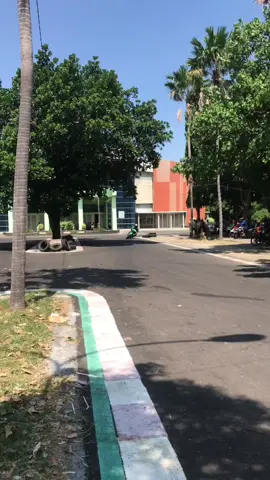 Sliding express😁 #bebekgoreng2tak #221roadraceindonesia #fyp #fizr_2stroke #rh88 #fypシ #menyalaabangkuh🔥 #probolinggo_jawatimur #fizrindonesia 