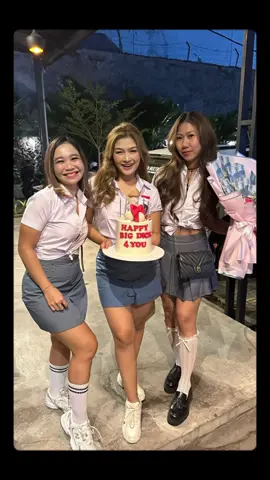 Kepedean banget dah pake seragam sma di umur 36 🤣