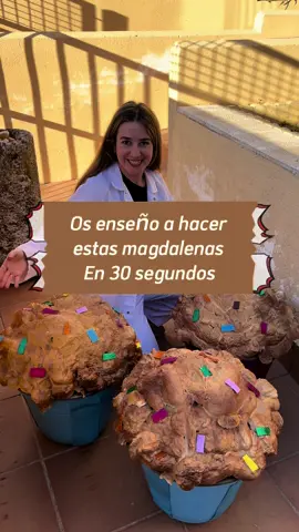 🧁Magdalenas en 30 segundos, materiales necesarios: -macetas. -sprays de colores. -cartón. -espuma expansiva. -cúter y tijeras. -pistola térmica y barras de silicona. #art #manualidades #decoration #magdalenas #muffins 